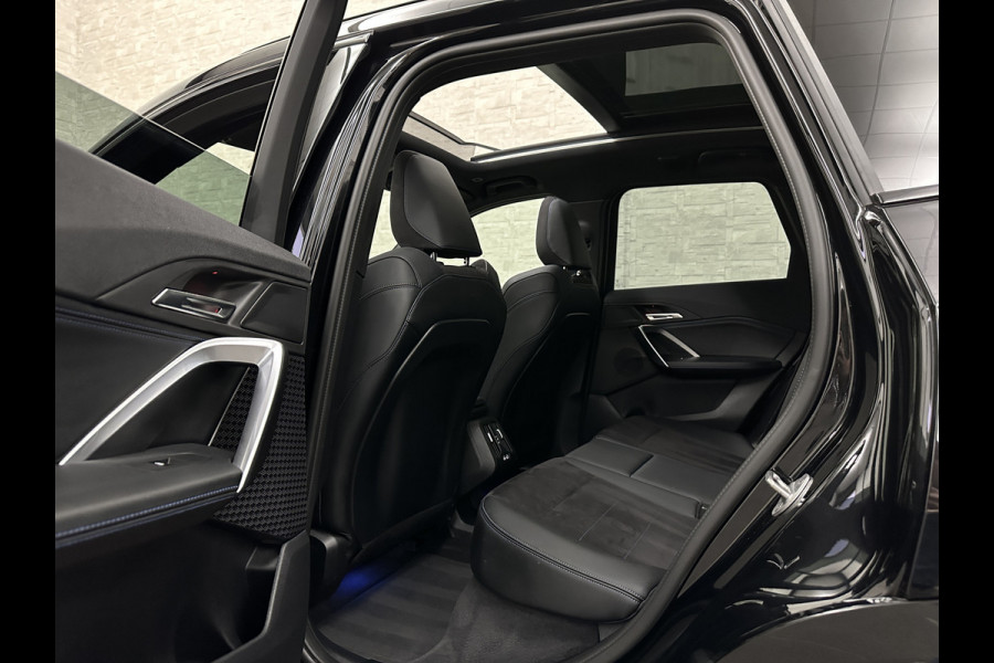 BMW X1 30e 313PK M-Sport | 360 Camera | ACC | Panorama | Head-Up | 20'' | Keyless-Entry | LED Adaptief | Sfeerverlichting | Trekhaak 1800kg | Sportstoelen | Carplay | Black-Optic | Getint Glas | Stoelverwarming | DAB | Draadloos Laden | Fabrieksgarantie |