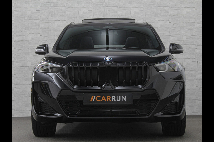 BMW X1 30e 313PK M-Sport | 360 Camera | ACC | Panorama | Head-Up | 20'' | Keyless-Entry | LED Adaptief | Sfeerverlichting | Trekhaak 1800kg | Sportstoelen | Carplay | Black-Optic | Getint Glas | Stoelverwarming | DAB | Draadloos Laden | Fabrieksgarantie |