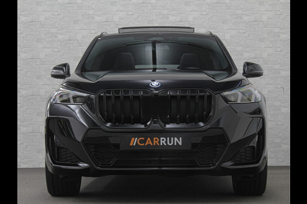 BMW X1 30e 313PK M-Sport | 360 Camera | ACC | Panorama | Head-Up | 20'' | Keyless-Entry | LED Adaptief | Sfeerverlichting | Trekhaak 1800kg | Sportstoelen | Carplay | Black-Optic | Getint Glas | Stoelverwarming | DAB | Draadloos Laden | Fabrieksgarantie |