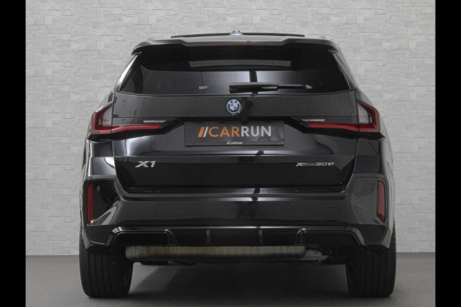 BMW X1 30e 313PK M-Sport | 360 Camera | ACC | Panorama | Head-Up | 20'' | Keyless-Entry | LED Adaptief | Sfeerverlichting | Trekhaak 1800kg | Sportstoelen | Carplay | Black-Optic | Getint Glas | Stoelverwarming | DAB | Draadloos Laden | Fabrieksgarantie |