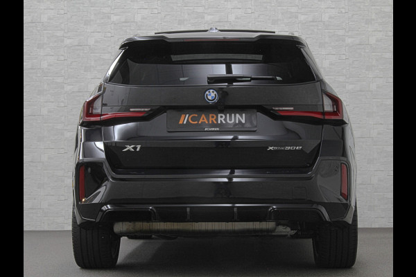 BMW X1 30e 313PK M-Sport | 360 Camera | ACC | Panorama | Head-Up | 20'' | Keyless-Entry | LED Adaptief | Sfeerverlichting | Trekhaak 1800kg | Sportstoelen | Carplay | Black-Optic | Getint Glas | Stoelverwarming | DAB | Draadloos Laden | Fabrieksgarantie |