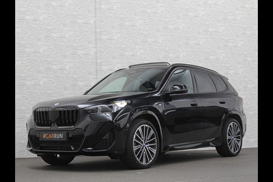 BMW X1 30e 313PK M-Sport | 360 Camera | ACC | Panorama | Head-Up | 20'' | Keyless-Entry | LED Adaptief | Sfeerverlichting | Trekhaak 1800kg | Sportstoelen | Carplay | Black-Optic | Getint Glas | Stoelverwarming | DAB | Draadloos Laden | Fabrieksgarantie |