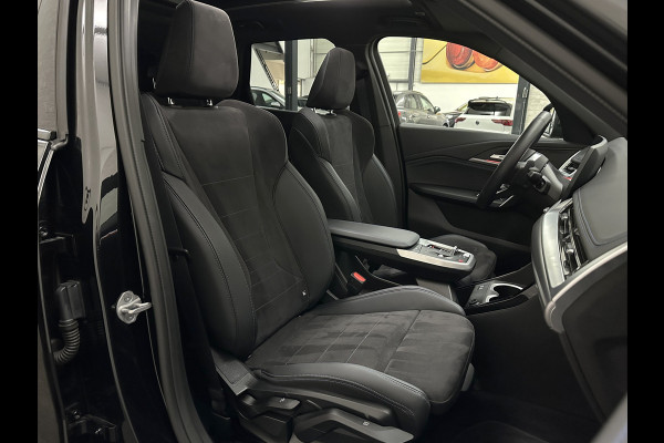 BMW X1 30e 313PK M-Sport | 360 Camera | ACC | Panorama | Head-Up | 20'' | Keyless-Entry | LED Adaptief | Sfeerverlichting | Trekhaak 1800kg | Sportstoelen | Carplay | Black-Optic | Getint Glas | Stoelverwarming | DAB | Draadloos Laden | Fabrieksgarantie |