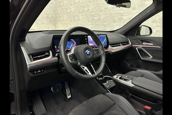 BMW X1 30e 313PK M-Sport | 360 Camera | ACC | Panorama | Head-Up | 20'' | Keyless-Entry | LED Adaptief | Sfeerverlichting | Trekhaak 1800kg | Sportstoelen | Carplay | Black-Optic | Getint Glas | Stoelverwarming | DAB | Draadloos Laden | Fabrieksgarantie |