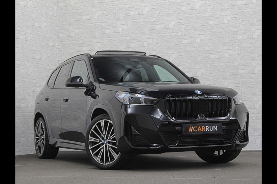 BMW X1 30e 313PK M-Sport | 360 Camera | ACC | Panorama | Head-Up | 20'' | Keyless-Entry | LED Adaptief | Sfeerverlichting | Trekhaak 1800kg | Sportstoelen | Carplay | Black-Optic | Getint Glas | Stoelverwarming | DAB | Draadloos Laden | Fabrieksgarantie |