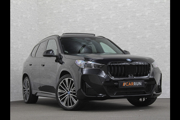 BMW X1 30e 313PK M-Sport | 360 Camera | ACC | Panorama | Head-Up | 20'' | Keyless-Entry | LED Adaptief | Sfeerverlichting | Trekhaak 1800kg | Sportstoelen | Carplay | Black-Optic | Getint Glas | Stoelverwarming | DAB | Draadloos Laden | Fabrieksgarantie |