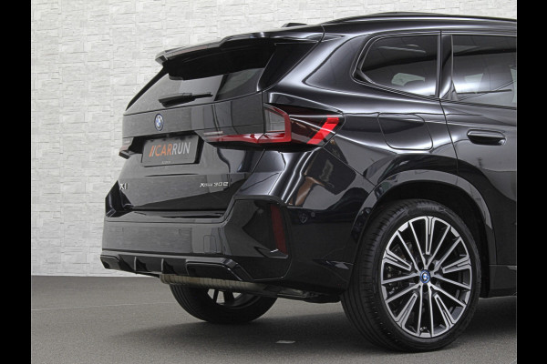 BMW X1 30e 313PK M-Sport | 360 Camera | ACC | Panorama | Head-Up | 20'' | Keyless-Entry | LED Adaptief | Sfeerverlichting | Trekhaak 1800kg | Sportstoelen | Carplay | Black-Optic | Getint Glas | Stoelverwarming | DAB | Draadloos Laden | Fabrieksgarantie |