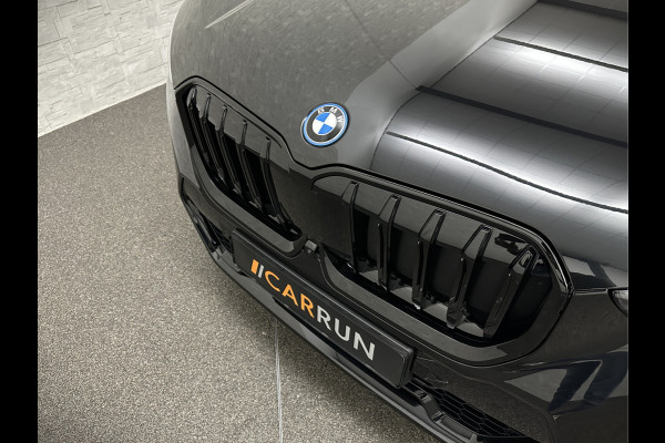 BMW X1 30e 313PK M-Sport | 360 Camera | ACC | Panorama | Head-Up | 20'' | Keyless-Entry | LED Adaptief | Sfeerverlichting | Trekhaak 1800kg | Sportstoelen | Carplay | Black-Optic | Getint Glas | Stoelverwarming | DAB | Draadloos Laden | Fabrieksgarantie |