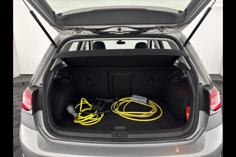 Volkswagen e-Golf {SOH-91%} (INCL-BTW) Aut. *HEATPUMP | ADAPTIVE-CRUISE | DIGI-COCKPIT | FULL-LED | NAVI-FULLMAP | COMFORTSEATS | ECC | PARKPILOT | CCS-FASTLOADER | 16''ALU*