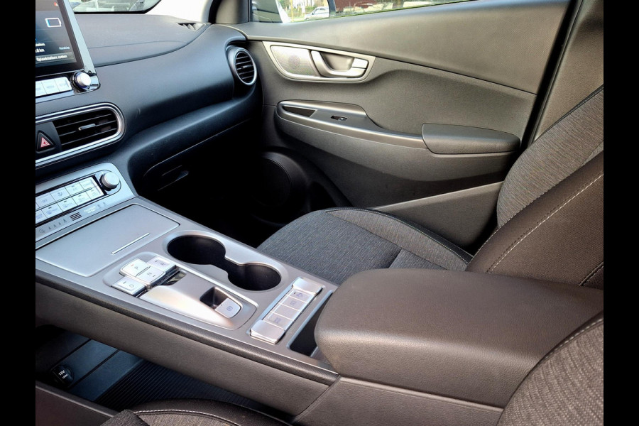 Hyundai Kona EV Fashion 64 kWh | SOH: 96,4% | 3 Fase | Warmtepomp | HUD | Navi | Adaptive CC | Blindspot |