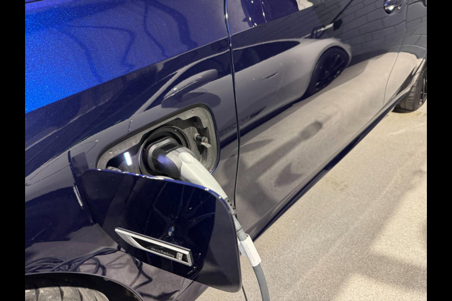 BMW 3 Serie 330E High Executive M-Sport|Btw|PANO|CurvedDisplay|Laser|292PK|Shadowline|Facelift|HarmanKardon