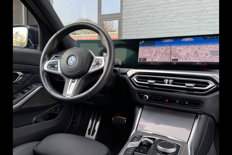 BMW 3 Serie 330E High Executive M-Sport|Btw|PANO|CurvedDisplay|Laser|292PK|Shadowline|Facelift|HarmanKardon