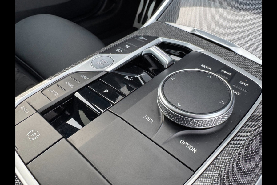 BMW 3 Serie 330E High Executive M-Sport|Btw|PANO|CurvedDisplay|Laser|292PK|Shadowline|Facelift|HarmanKardon