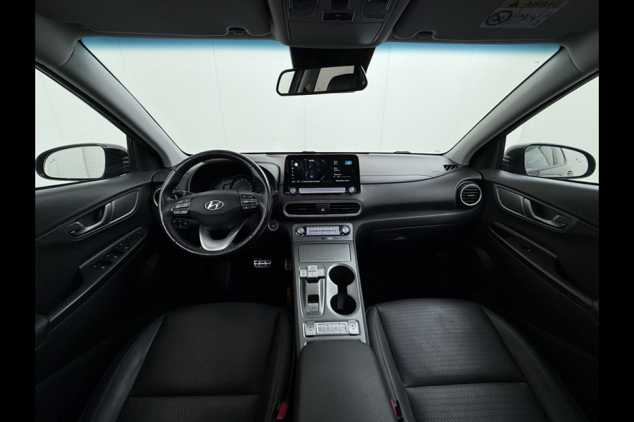 Hyundai Kona EV 64kWh 204pk SOH 100% Premium Schuif-/Kanteldak Leer Warmtepomp Head-Up Display Apple Carplay Android Navi Camera Elektr.Stoel Pdc Subwoofer Bluetooth Dodehoek detector Privacy Glas Rijstrooksensor 1e Eigenaar Origineel Nederlandse Auto Volledig Dealeronderhouden