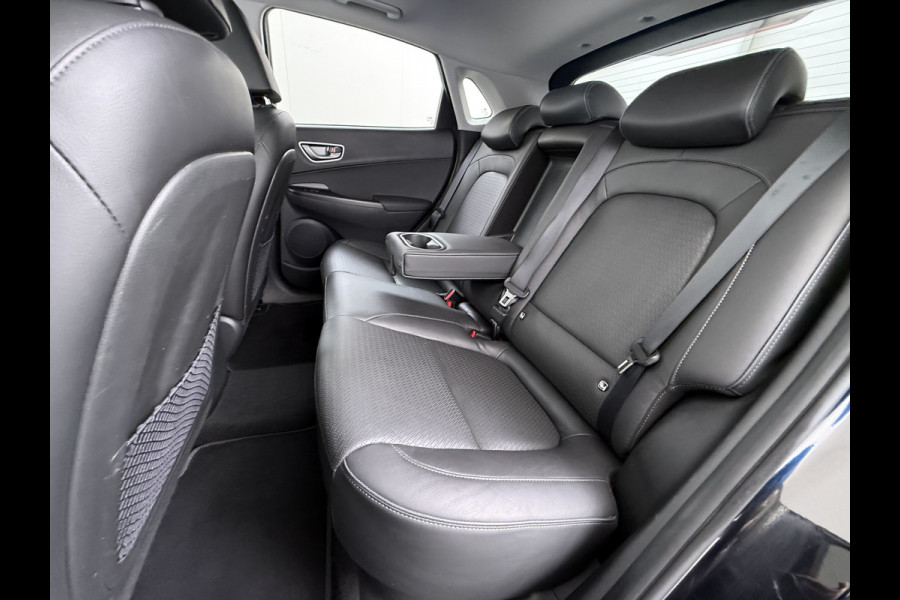 Hyundai Kona EV 64kWh 204pk SOH 100% Premium Schuif-/Kanteldak Leer Warmtepomp Head-Up Display Apple Carplay Android Navi Camera Elektr.Stoel Pdc Subwoofer Bluetooth Dodehoek detector Privacy Glas Rijstrooksensor 1e Eigenaar Origineel Nederlandse Auto Volledig Dealeronderhouden