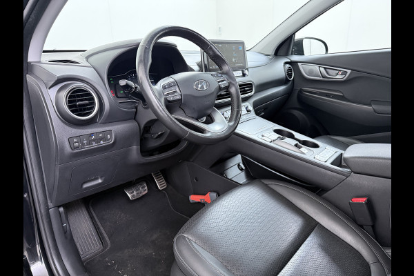 Hyundai Kona EV 64kWh 204pk SOH 100% Premium Schuif-/Kanteldak Leer Warmtepomp Head-Up Display Apple Carplay Android Navi Camera Elektr.Stoel Pdc Subwoofer Bluetooth Dodehoek detector Privacy Glas Rijstrooksensor 1e Eigenaar Origineel Nederlandse Auto Volledig Dealeronderhouden