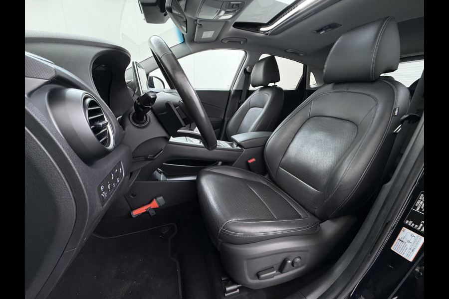 Hyundai Kona EV 64kWh 204pk SOH 100% Premium Schuif-/Kanteldak Leer Warmtepomp Head-Up Display Apple Carplay Android Navi Camera Elektr.Stoel Pdc Subwoofer Bluetooth Dodehoek detector Privacy Glas Rijstrooksensor 1e Eigenaar Origineel Nederlandse Auto Volledig Dealeronderhouden