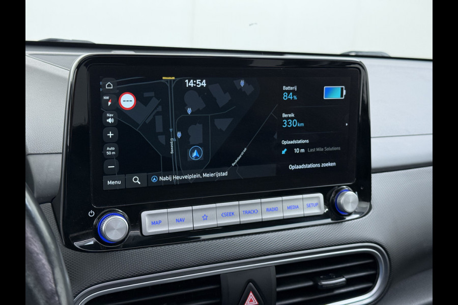 Hyundai Kona EV 64kWh 204pk SOH 100% Premium Schuif-/Kanteldak Leer Warmtepomp Head-Up Display Apple Carplay Android Navi Camera Elektr.Stoel Pdc Subwoofer Bluetooth Dodehoek detector Privacy Glas Rijstrooksensor 1e Eigenaar Origineel Nederlandse Auto Volledig Dealeronderhouden