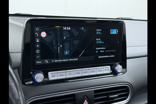 Hyundai Kona EV 64kWh 204pk SOH 100% Premium Schuif-/Kanteldak Leer Warmtepomp Head-Up Display Apple Carplay Android Navi Camera Elektr.Stoel Pdc Subwoofer Bluetooth Dodehoek detector Privacy Glas Rijstrooksensor 1e Eigenaar Origineel Nederlandse Auto Volledig Dealeronderhouden