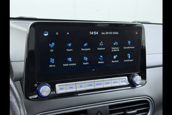 Hyundai Kona EV 64kWh 204pk SOH 100% Premium Schuif-/Kanteldak Leer Warmtepomp Head-Up Display Apple Carplay Android Navi Camera Elektr.Stoel Pdc Subwoofer Bluetooth Dodehoek detector Privacy Glas Rijstrooksensor 1e Eigenaar Origineel Nederlandse Auto Volledig Dealeronderhouden
