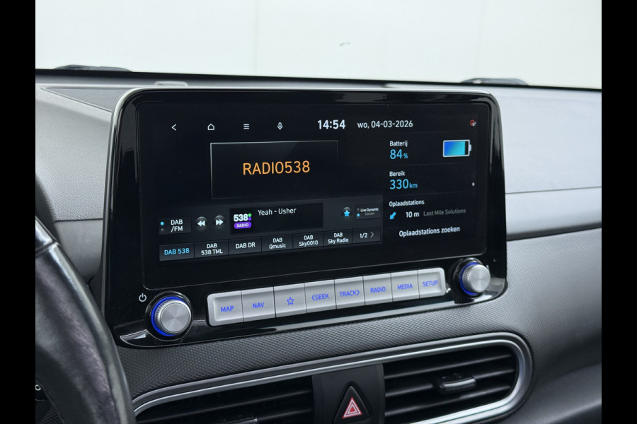 Hyundai Kona EV 64kWh 204pk SOH 100% Premium Schuif-/Kanteldak Leer Warmtepomp Head-Up Display Apple Carplay Android Navi Camera Elektr.Stoel Pdc Subwoofer Bluetooth Dodehoek detector Privacy Glas Rijstrooksensor 1e Eigenaar Origineel Nederlandse Auto Volledig Dealeronderhouden