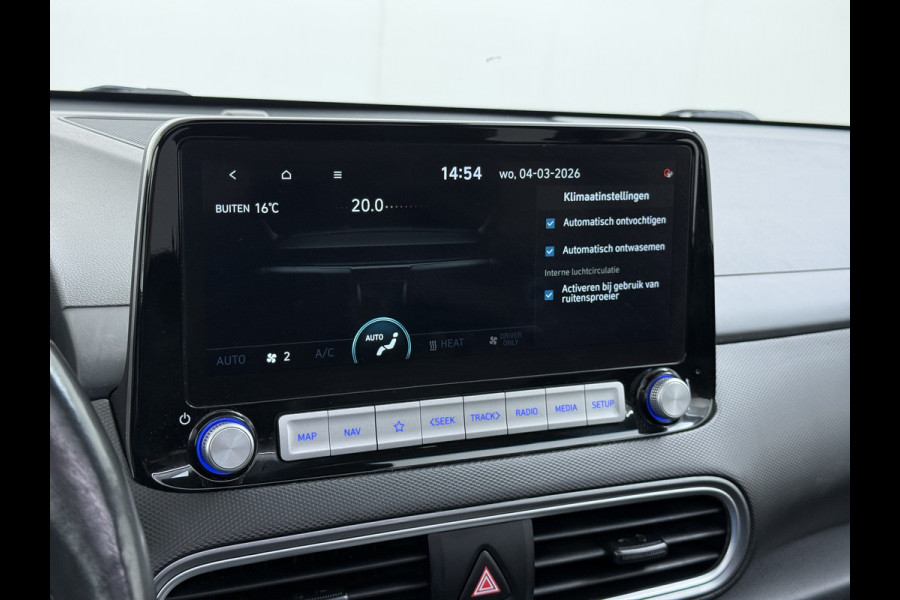 Hyundai Kona EV 64kWh 204pk SOH 100% Premium Schuif-/Kanteldak Leer Warmtepomp Head-Up Display Apple Carplay Android Navi Camera Elektr.Stoel Pdc Subwoofer Bluetooth Dodehoek detector Privacy Glas Rijstrooksensor 1e Eigenaar Origineel Nederlandse Auto Volledig Dealeronderhouden