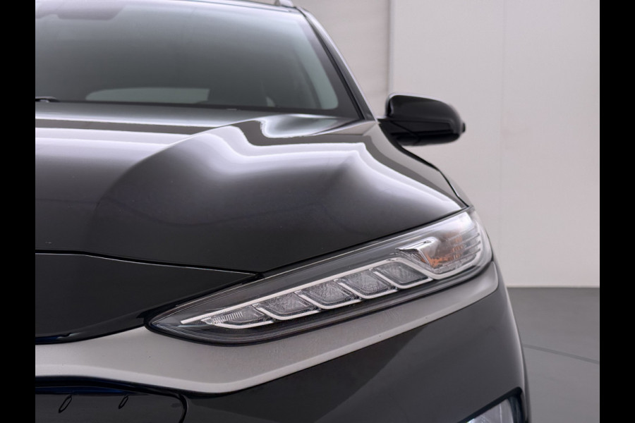 Hyundai Kona EV 64kWh 204pk SOH 100% Premium Schuif-/Kanteldak Leer Warmtepomp Head-Up Display Apple Carplay Android Navi Camera Elektr.Stoel Pdc Subwoofer Bluetooth Dodehoek detector Privacy Glas Rijstrooksensor 1e Eigenaar Origineel Nederlandse Auto Volledig Dealeronderhouden