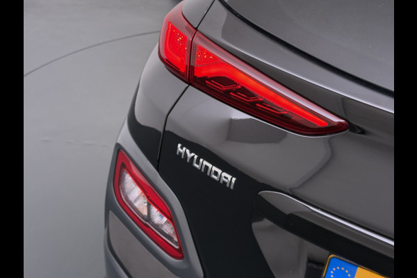 Hyundai Kona EV 64kWh 204pk SOH 100% Premium Schuif-/Kanteldak Leer Warmtepomp Head-Up Display Apple Carplay Android Navi Camera Elektr.Stoel Pdc Subwoofer Bluetooth Dodehoek detector Privacy Glas Rijstrooksensor 1e Eigenaar Origineel Nederlandse Auto Volledig Dealeronderhouden