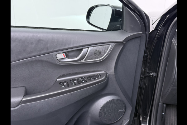 Hyundai Kona EV 64kWh 204pk SOH 100% Premium Schuif-/Kanteldak Leer Warmtepomp Head-Up Display Apple Carplay Android Navi Camera Elektr.Stoel Pdc Subwoofer Bluetooth Dodehoek detector Privacy Glas Rijstrooksensor 1e Eigenaar Origineel Nederlandse Auto Volledig Dealeronderhouden