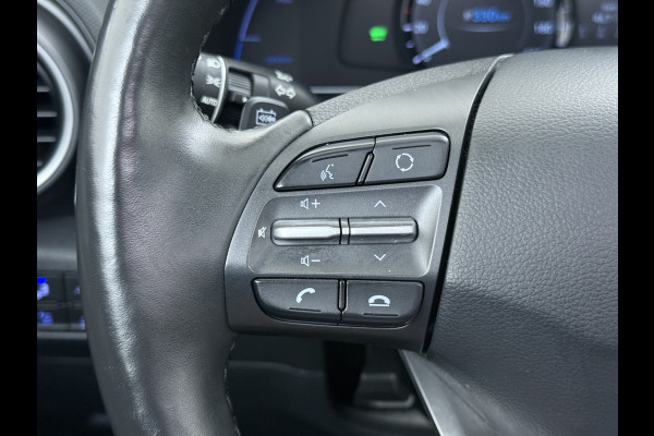 Hyundai Kona EV 64kWh 204pk SOH 100% Premium Schuif-/Kanteldak Leer Warmtepomp Head-Up Display Apple Carplay Android Navi Camera Elektr.Stoel Pdc Subwoofer Bluetooth Dodehoek detector Privacy Glas Rijstrooksensor 1e Eigenaar Origineel Nederlandse Auto Volledig Dealeronderhouden