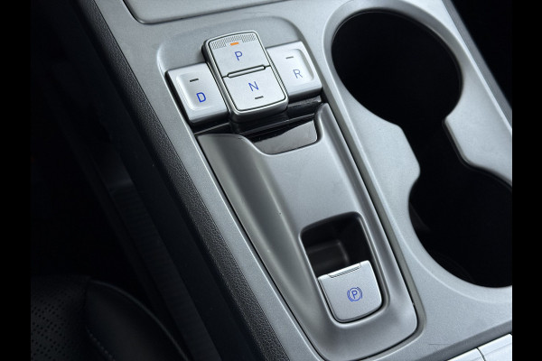 Hyundai Kona EV 64kWh 204pk SOH 100% Premium Schuif-/Kanteldak Leer Warmtepomp Head-Up Display Apple Carplay Android Navi Camera Elektr.Stoel Pdc Subwoofer Bluetooth Dodehoek detector Privacy Glas Rijstrooksensor 1e Eigenaar Origineel Nederlandse Auto Volledig Dealeronderhouden