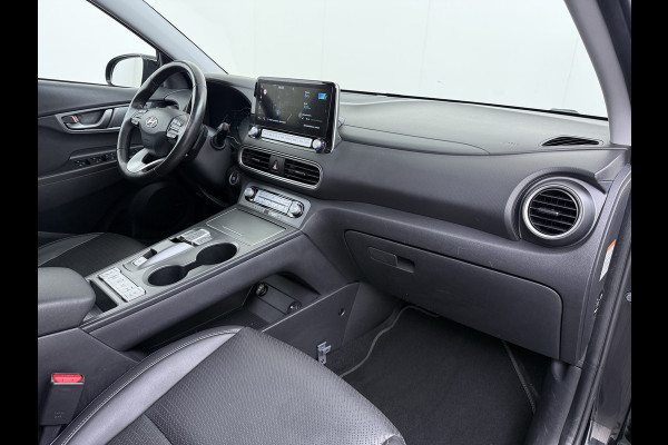 Hyundai Kona EV 64kWh 204pk SOH 100% Premium Schuif-/Kanteldak Leer Warmtepomp Head-Up Display Apple Carplay Android Navi Camera Elektr.Stoel Pdc Subwoofer Bluetooth Dodehoek detector Privacy Glas Rijstrooksensor 1e Eigenaar Origineel Nederlandse Auto Volledig Dealeronderhouden