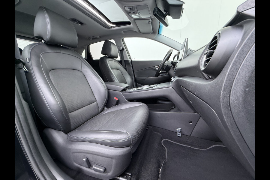 Hyundai Kona EV 64kWh 204pk SOH 100% Premium Schuif-/Kanteldak Leer Warmtepomp Head-Up Display Apple Carplay Android Navi Camera Elektr.Stoel Pdc Subwoofer Bluetooth Dodehoek detector Privacy Glas Rijstrooksensor 1e Eigenaar Origineel Nederlandse Auto Volledig Dealeronderhouden