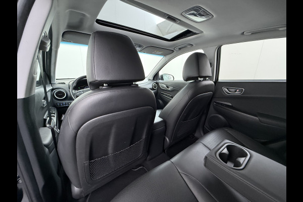 Hyundai Kona EV 64kWh 204pk SOH 100% Premium Schuif-/Kanteldak Leer Warmtepomp Head-Up Display Apple Carplay Android Navi Camera Elektr.Stoel Pdc Subwoofer Bluetooth Dodehoek detector Privacy Glas Rijstrooksensor 1e Eigenaar Origineel Nederlandse Auto Volledig Dealeronderhouden