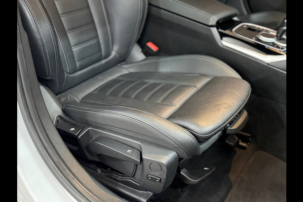 BMW 3 Serie Touring 320e Sportline | Pano | Leder | Laser | Shadow Line | Trekhaak elektr. | 18 inch | Stoelverwarming