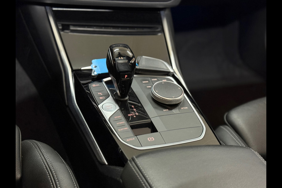 BMW 3 Serie Touring 320e Sportline | Pano | Leder | Laser | Shadow Line | Trekhaak elektr. | 18 inch | Stoelverwarming