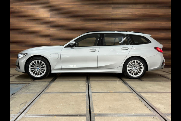 BMW 3 Serie Touring 320e Sportline | Pano | Leder | Laser | Shadow Line | Trekhaak elektr. | 18 inch | Stoelverwarming