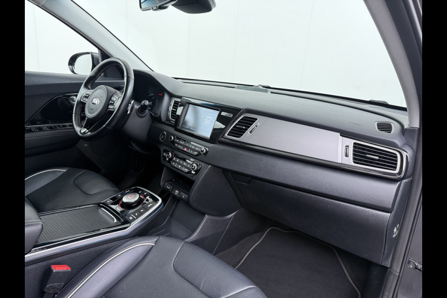 Kia e-Niro ExecutiveLine 64kWh SOH 100% Leder Warmtepomp Elek.Stoel+Memory JBL®-Audio Pdc Navi Ecc Camera Apple Carplay Android Auto Stoelverwarming+Koeling Stuurverwarming Lmv Privacy Glas DAB Vess Lane Assist Blind Spot Origineel Nederlandse Auto Dealeronderhouden
