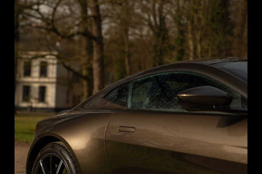 Aston Martin Vantage 4.0 V8 | Carbon pack ext + int | Véél alcantara | Kopi Bronze