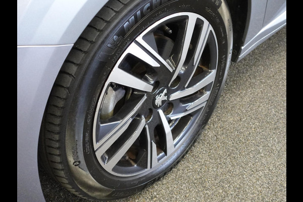 Peugeot 208 1.2 PureTech 100pk Aut. Allure Pack Navigatie Apple Carplay/Android Auto Camera Parkeersensor achter Cruise Control Virtual Cockpit Climate Control Getinte ramen