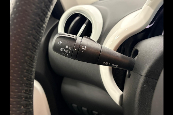 Renault Twingo 1.0 SCe Intens Navigatie Apple Carplay/Android Auto Parkeersensoren achter Cruise Control Climate Control Half leder Lichtmetalen velgen