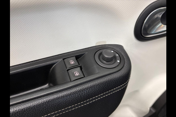 Renault Twingo 1.0 SCe Intens Navigatie Apple Carplay/Android Auto Parkeersensoren achter Cruise Control Climate Control Half leder Lichtmetalen velgen