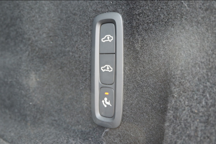 Volvo XC60 2.0 T8 Plus Dark / INCL. 12 mnd BOVAG / Full Option / Luchtverin