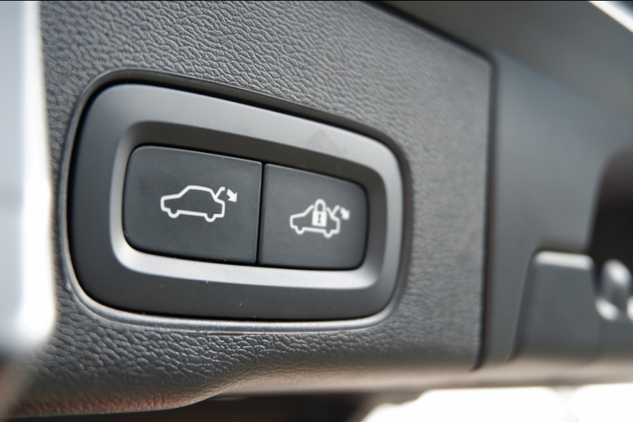 Volvo XC60 2.0 T8 Plus Dark / INCL. 12 mnd BOVAG / Full Option / Luchtverin