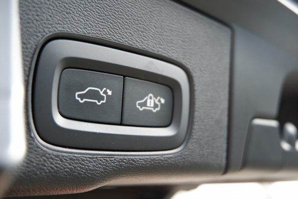 Volvo XC60 2.0 T8 Plus Dark / INCL. 12 mnd BOVAG / Full Option / Luchtverin