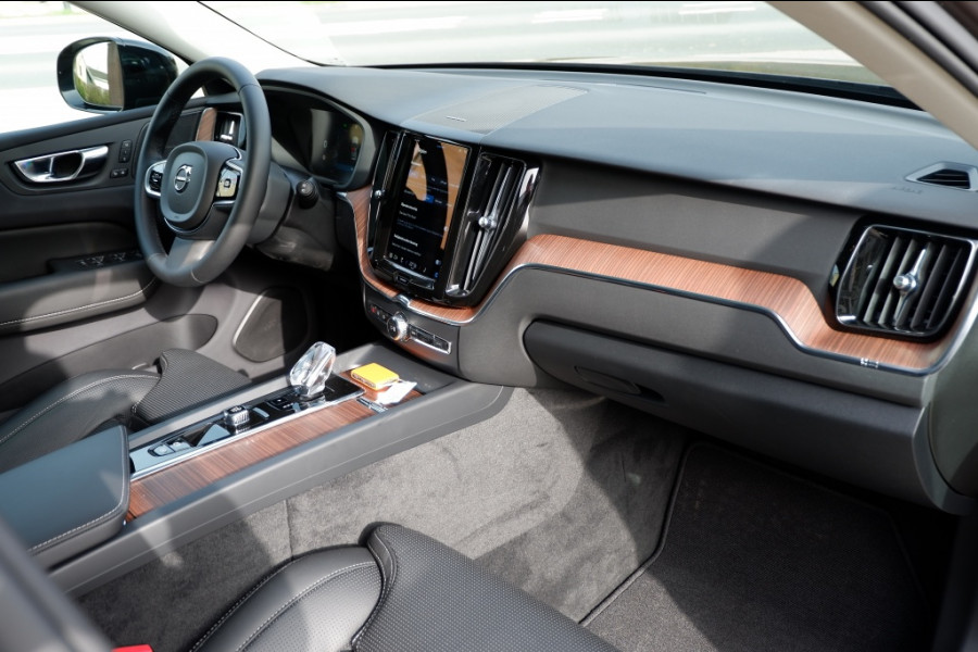 Volvo XC60 2.0 T8 Plus Dark / INCL. 12 mnd BOVAG / Full Option / Luchtverin