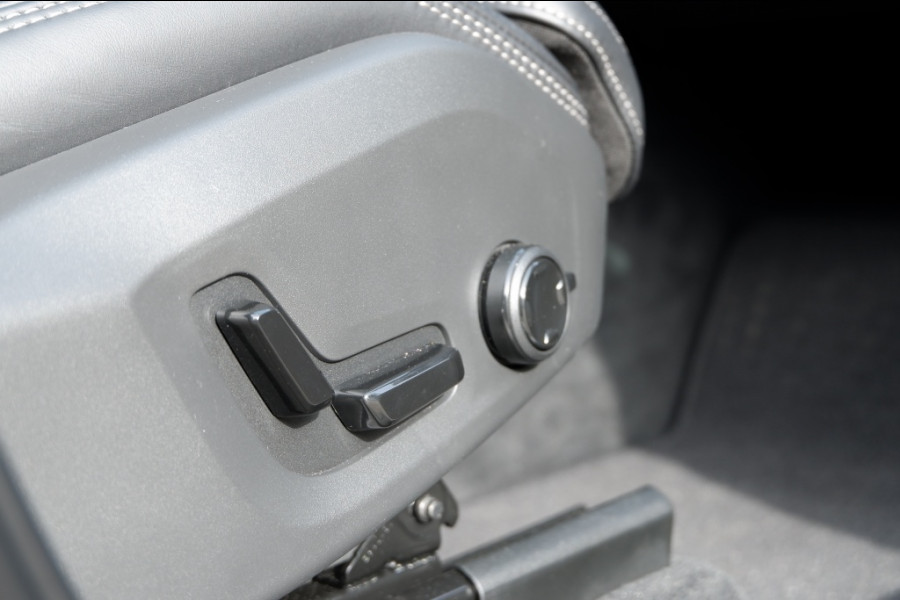 Volvo XC60 2.0 T8 Plus Dark / INCL. 12 mnd BOVAG / Full Option / Luchtverin