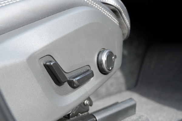 Volvo XC60 2.0 T8 Plus Dark / INCL. 12 mnd BOVAG / Full Option / Luchtverin