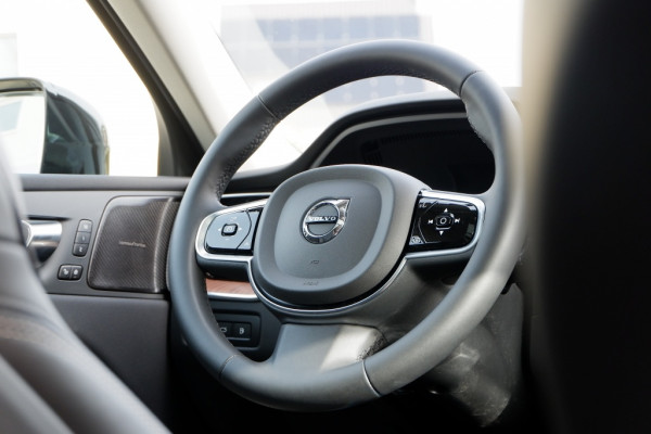 Volvo XC60 2.0 T8 Plus Dark / INCL. 12 mnd BOVAG / Full Option / Luchtverin