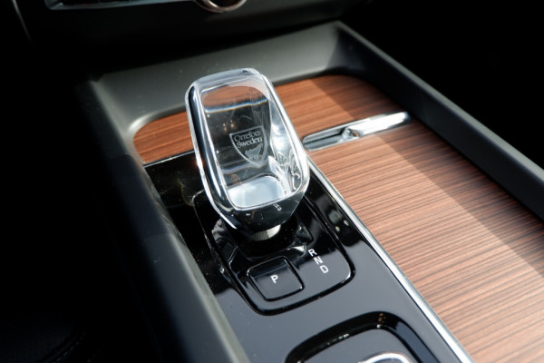 Volvo XC60 2.0 T8 Plus Dark / INCL. 12 mnd BOVAG / Full Option / Luchtverin